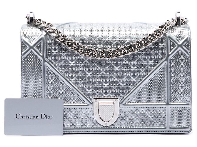 Bolsa Tiracolo Diorama Microcannage em Verniz Prateado Dior Prata - vista 7