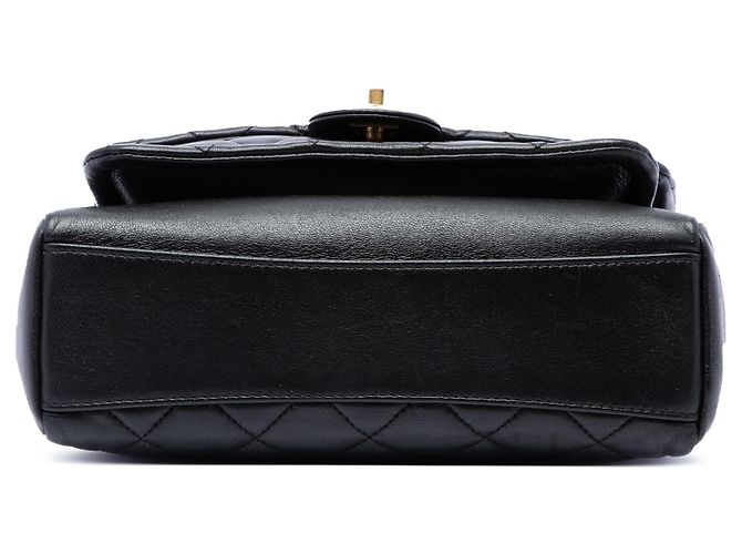 Bolsa Chanel Small Quilted em pele de cordeiro preta com corrente Preto - vista 3