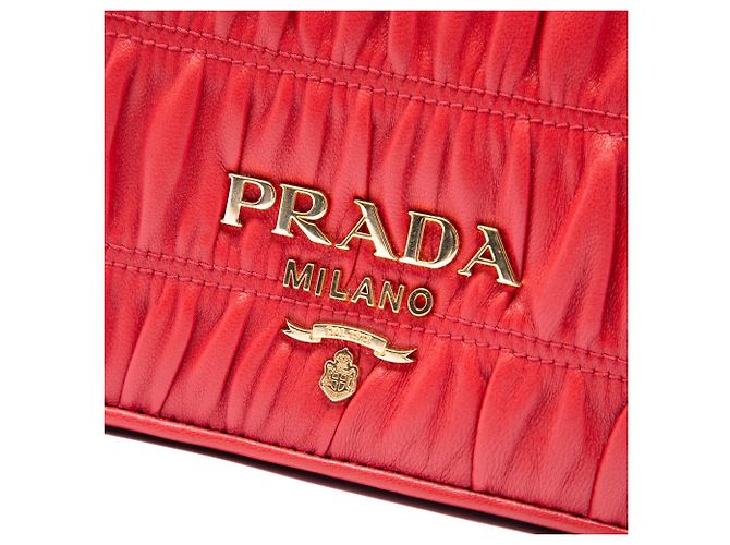 Bolso bandolera con solapa y cadena Prada Nappa Gaufre rojo Roja - vista 5