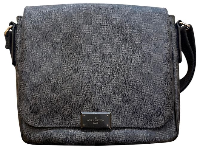 Louis Vuitton District NM Messenger Damier Graphite PM Castaño - vista 2