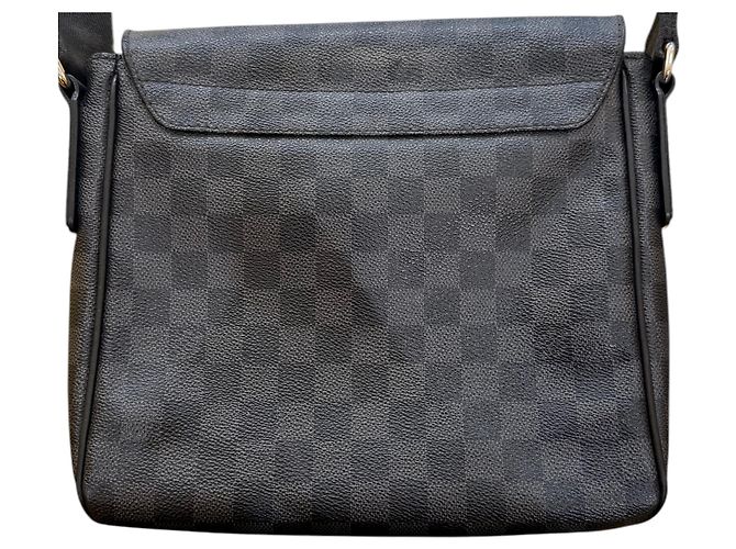 Louis Vuitton District NM Messenger Damier Graphite PM Castaño - vista 3