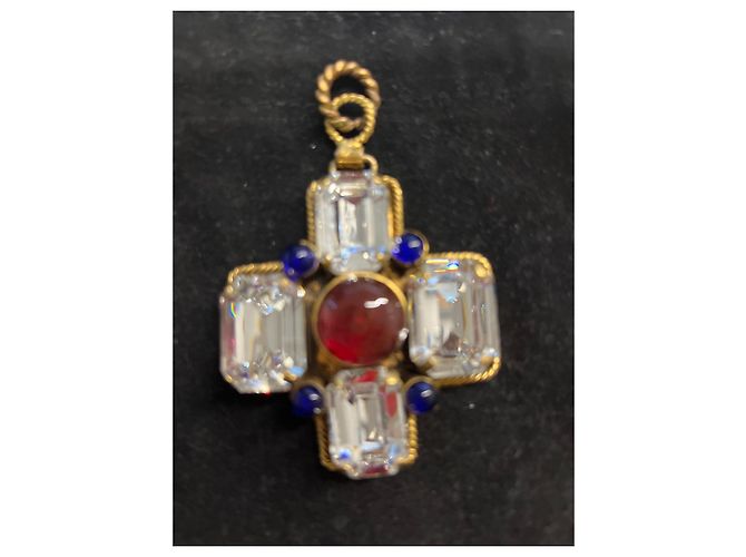Pendente a Croce Chanel in Metallo Dorato e Strass Rosso D'oro - vista 2