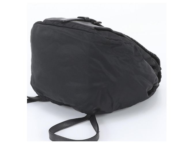 Prada Tessuto Nylon Rucksack mit Dreiecks-Logo und Leder-Nieten Schwarz - Ansicht 4