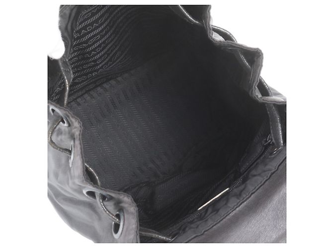 Prada Tessuto Nylon Rucksack mit Dreiecks-Logo und Leder-Nieten Schwarz - Ansicht 7