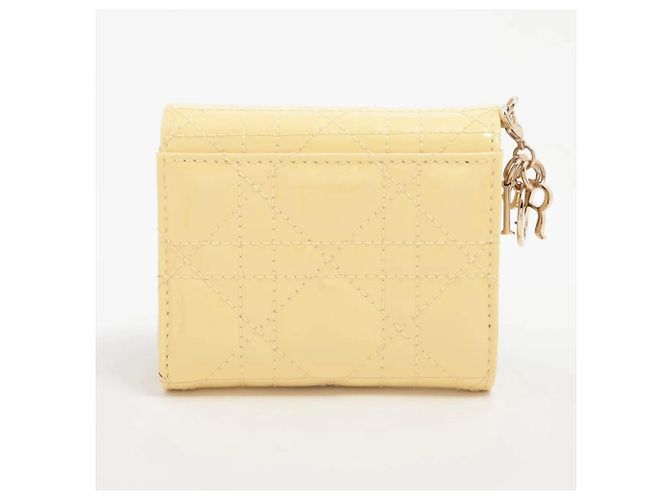 Christian Dior Cartera tri-fold Lady Dior en piel Cannage Amarillo - vista 2
