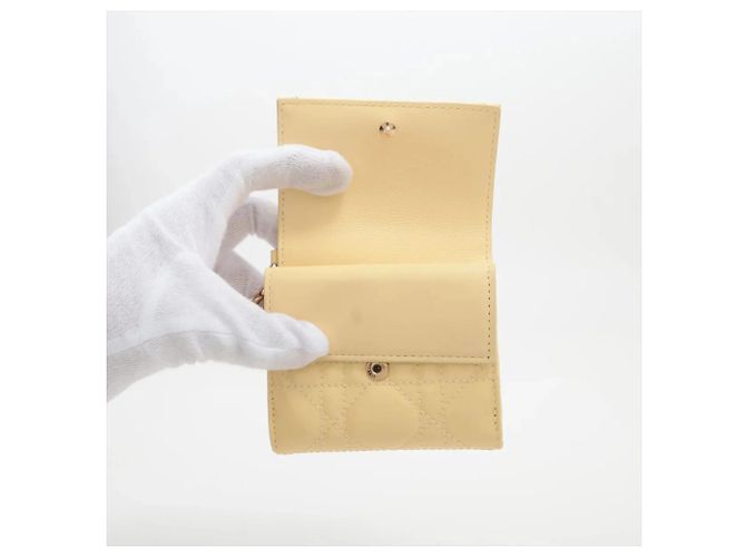 Christian Dior Cartera tri-fold Lady Dior en piel Cannage Amarillo - vista 3