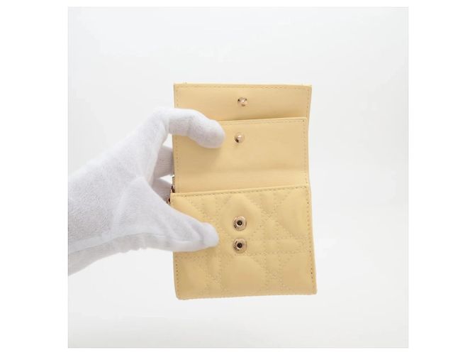 Christian Dior Cartera tri-fold Lady Dior en piel Cannage Amarillo - vista 4