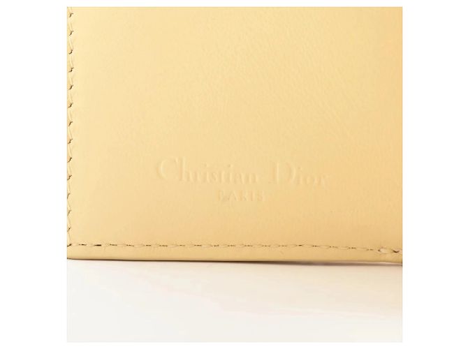 Christian Dior Cartera tri-fold Lady Dior en piel Cannage Amarillo - vista 8