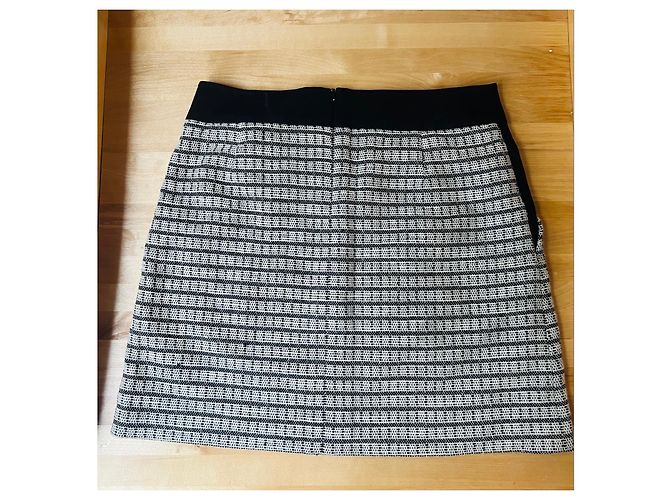 Karen Millen texturierter Minirock in Schwarz & Weiß mit Gürteldetail - Ansicht 2