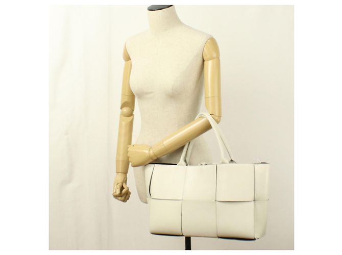 Saco Tote Bottega Veneta Medium Arco Branco - vista 9