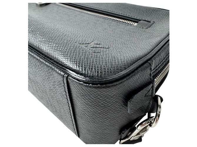 Louis Vuitton Taiga Neo Pavel Second Bag Gris - vue 12