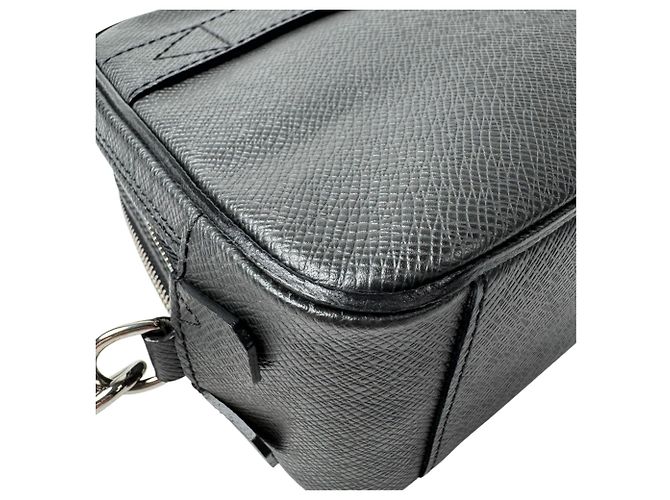 Louis Vuitton Taiga Neo Pavel Second Bag Gris - vue 13