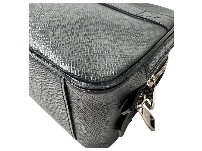 Louis Vuitton Taiga Neo Pavel Second Bag Gris - vue 14