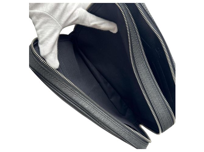 Louis Vuitton Taiga Neo Pavel Second Bag Gris - vue 6