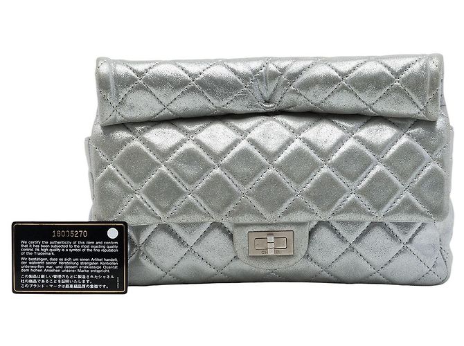 Clutch Roll Reissue 2.55 Chanel em pele de cordeiro metálica acolchoada prateada Prata - vista 6