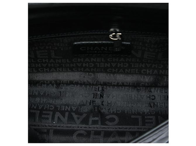 Chanel Black Quilted Aged Calfskin Oval Logo Flap Schwarz - Ansicht 4