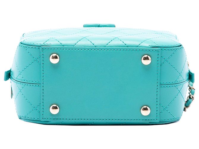 Borsa Camera Chanel in vitello smaltato blu con cuciture CC Turchese - vista 3