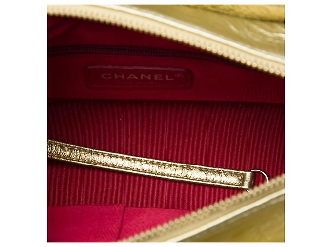 Chanel Gabrielle Hobo Small in pelle di vitello invecchiata metallizzata matelassé dorata D'oro - vista 4