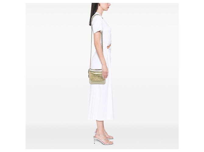 Chanel Gabrielle Hobo Small in pelle di vitello invecchiata metallizzata matelassé dorata D'oro - vista 5