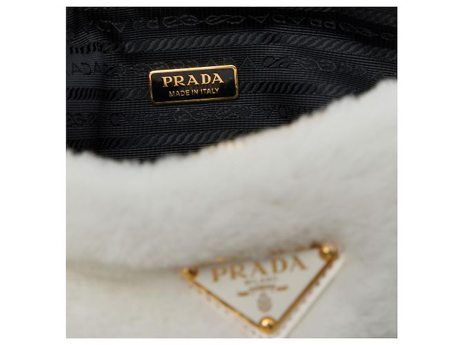 Prada Bolsa Satchel Triangle Mini em shearling branco - vista 5