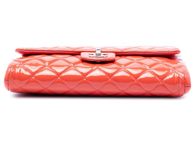 Clutch de solapa acolchada de charol rosa Chanel CC con cadena - vista 3