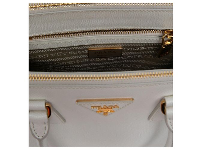 Prada Bolsa Galleria Double Zip Small em couro Saffiano branco - vista 5