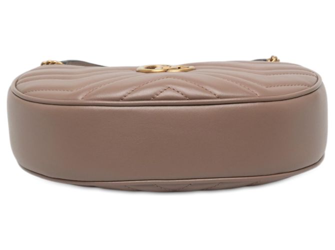 Bolsa Meia Lua Gucci Mini GG Marmont em couro de bezerro matelassê marrom Carne - vista 3