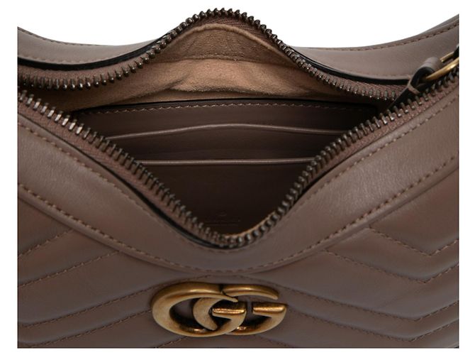 Bolsa Meia Lua Gucci Mini GG Marmont em couro de bezerro matelassê marrom Carne - vista 4