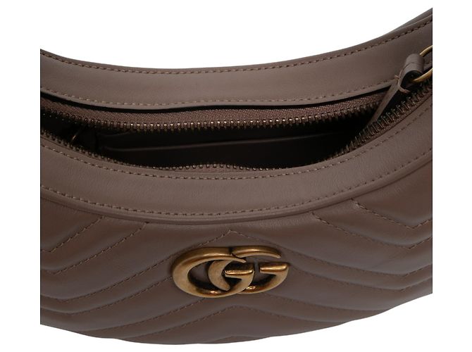 Bolsa Meia Lua Gucci Mini GG Marmont em couro de bezerro matelassê marrom Carne - vista 5