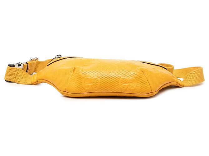 Bolso cinturón Gucci de piel de becerro perforada con relieve GG amarillo - vista 4