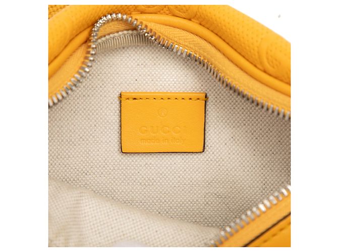 Bolso cinturón Gucci de piel de becerro perforada con relieve GG amarillo - vista 6