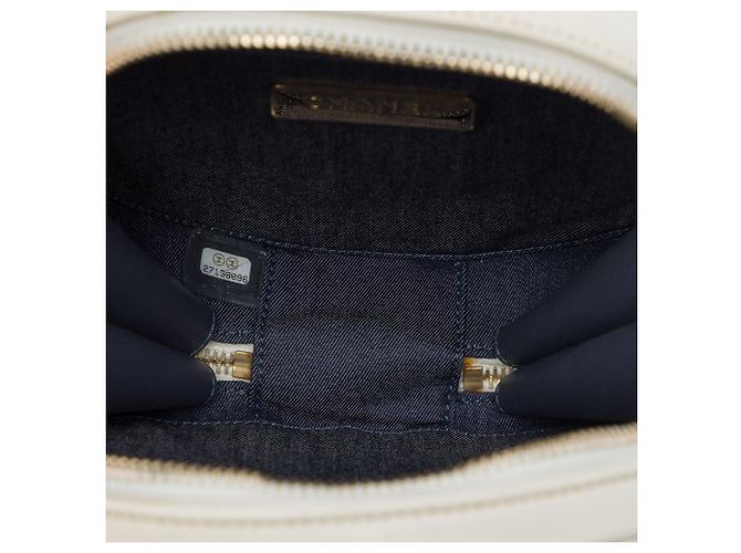 Borsa rotonda Chanel En Vogue in vitello stropicciato bianco Crudo - vista 4