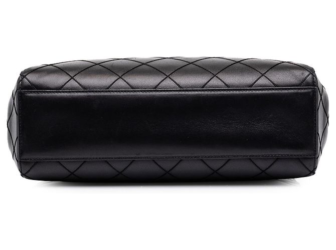 Sac à main Chanel en agneau noir avec surpiqûres CC - vue 3