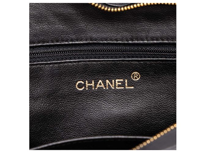 Sac à main Chanel en agneau noir avec surpiqûres CC - vue 5
