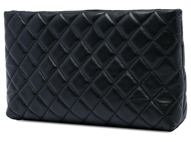 Pochette Chanel en agneau matelassé noir avec fermoir kiss lock - vue 2