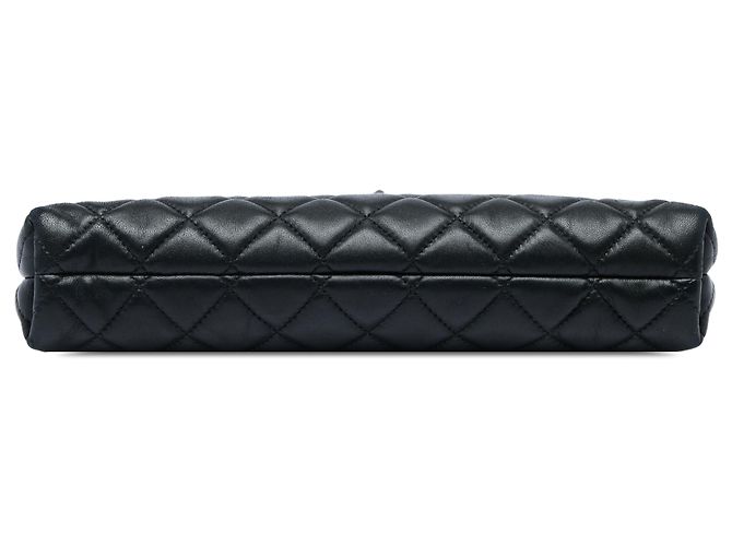 Pochette Chanel en agneau matelassé noir avec fermoir kiss lock - vue 3
