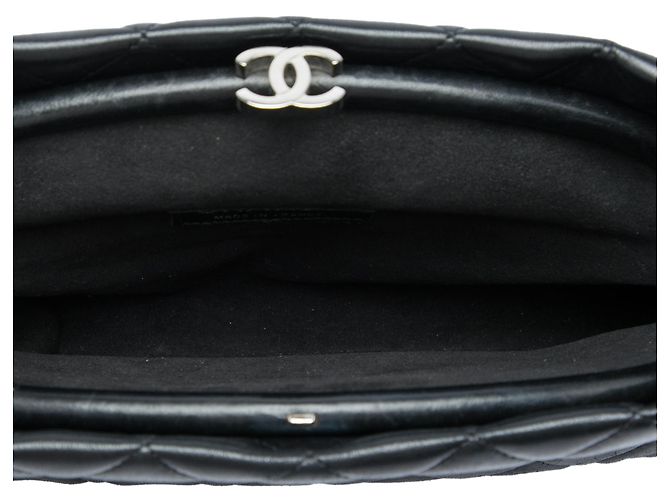 Pochette Chanel en agneau matelassé noir avec fermoir kiss lock - vue 4
