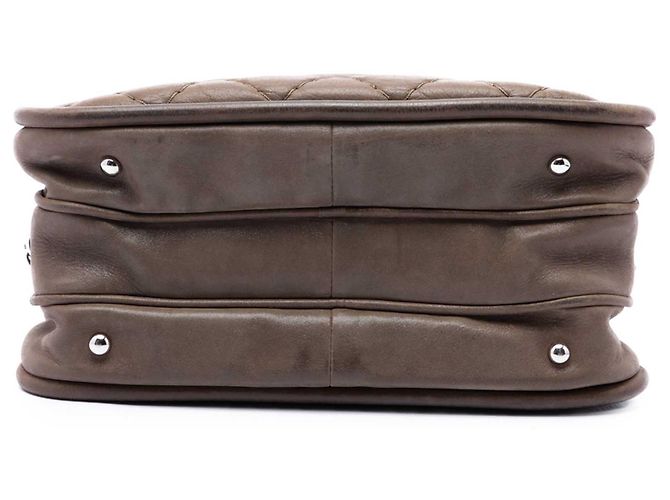 Bolso Satchel Relax CC Chanel de piel de becerro iridiscente acolchada marrón Castaño - vista 3