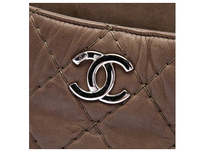 Bolso Satchel Relax CC Chanel de piel de becerro iridiscente acolchada marrón Castaño - vista 5