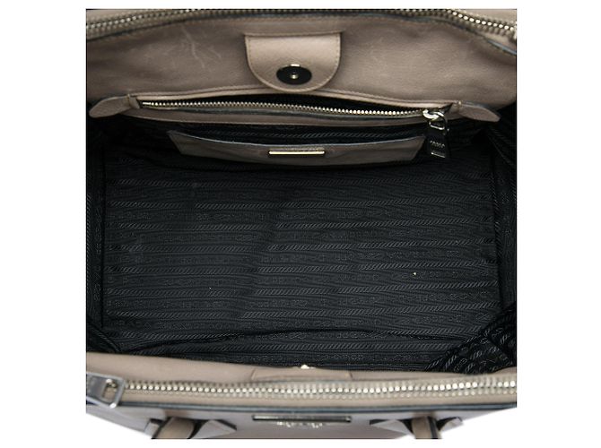 Double Bolsa Prada em couro de bezerro glacé marrom com alça dupla e bolso duplo Caqui - vista 4