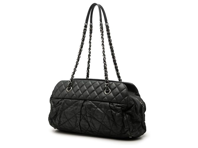 Bolsa Bowling Chanel Chic Quilt em couro de bezerro iridescente matelassê preto - vista 2