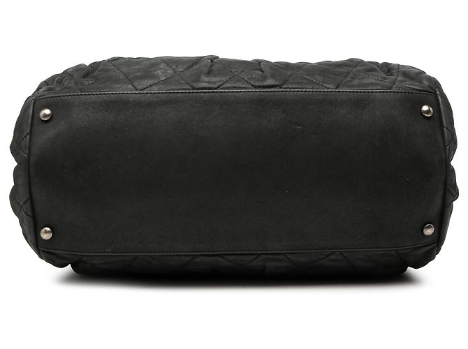 Bolsa Bowling Chanel Chic Quilt em couro de bezerro iridescente matelassê preto - vista 3