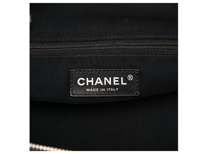 Bolsa Bowling Chanel Chic Quilt em couro de bezerro iridescente matelassê preto - vista 5