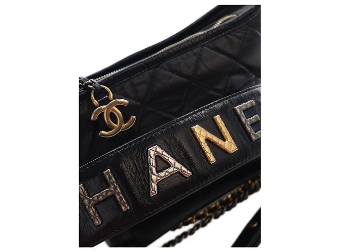 Chanel Gabrielle Hobo in pelle di vitello invecchiata matelassé nera Small Nero - vista 4