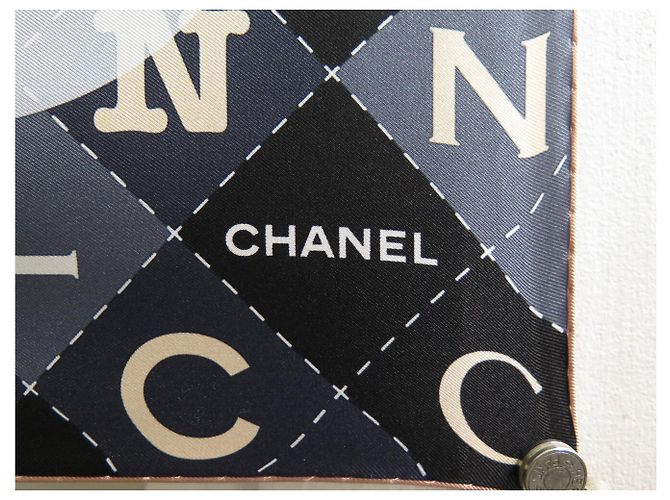 NEUES CHANEL QUADRATISCHES TUCH AA9367 CC LOGO AUS SEIDE SCHWARZ & GRAU 90 CM SCARF - Ansicht 6