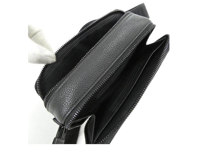 Louis Vuitton LV Aerogram Alpha Wearable Wallet Borsa a tracolla in pelle di vitello Nero - vista 10