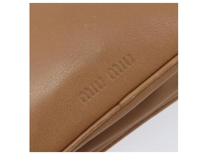 Bolso de mano Miu Miu de cuero marrón y dorado Auth 206871A Castaño - vista 18