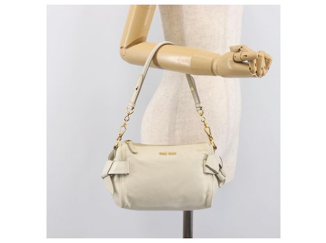 Borsa a mano Miu Miu in pelle bianca e oro Auth hk4200V Bianco D'oro - vista 25