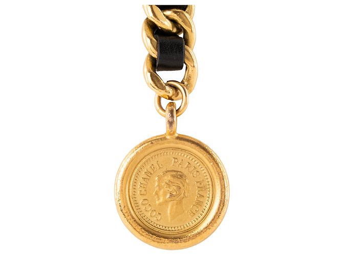 CHANEL - Cintura Medallion Chanel vintage in catena dorata e pelle liscia nera - vista 4