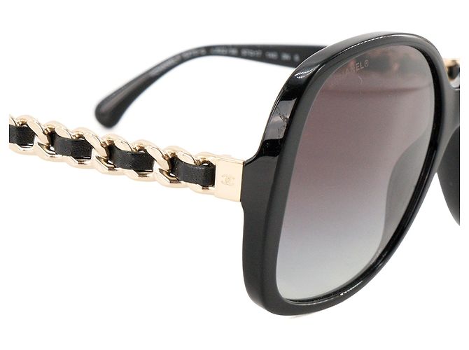 CHANEL - Óculos de sol Chanel em plástico e couro preto e dourado - vista 3